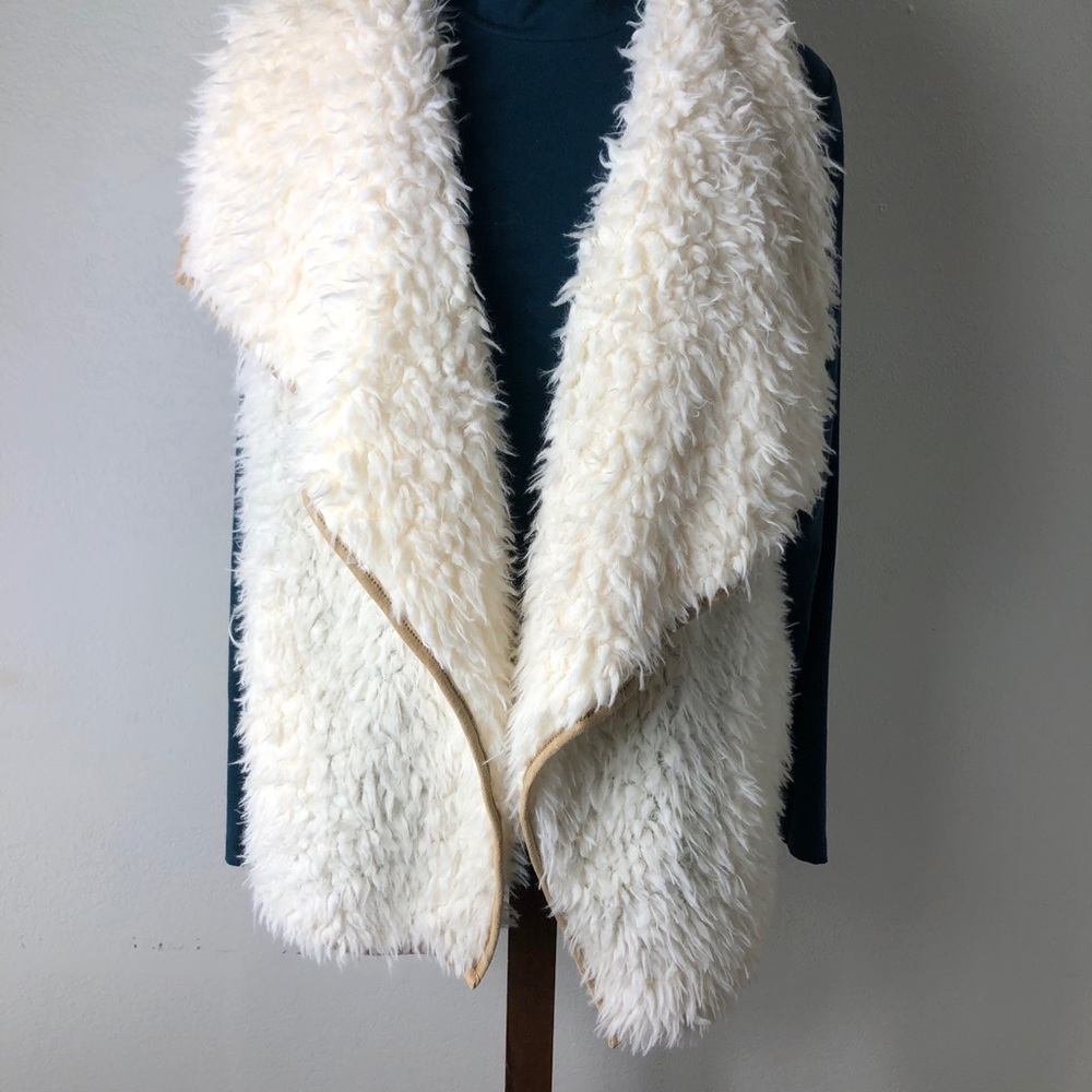 Cream faux fur w/ camel trim vest - 628